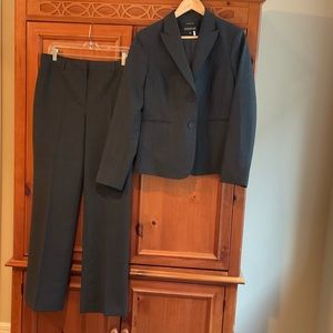 Women - office suit gray
